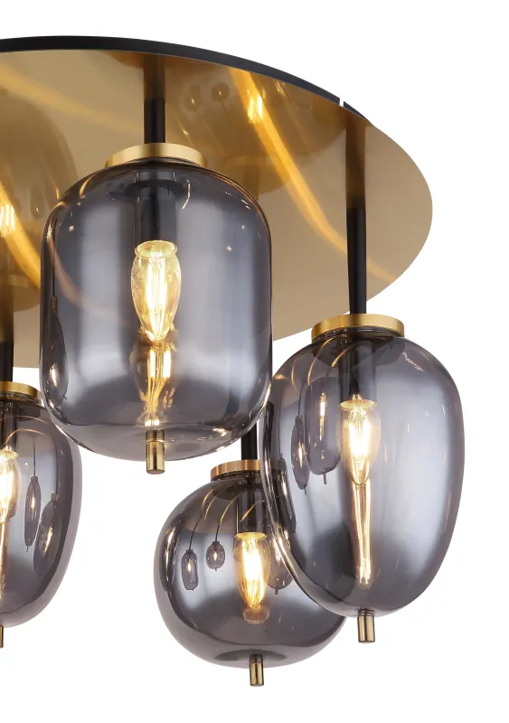 Blacky Ø63 Messing deckenleuchte Von Globo Lighting - Lampan &auml;r utrustad med 6st r&ouml;kf&auml;rgade glaskupor i olika former, som h&auml;nger fr&aring;n taket p&aring; mattsvarta st&auml;nger f&auml;sta vid en m&auml;ssingsf&auml;rgad bas.