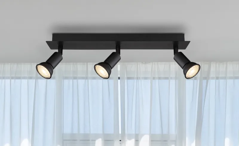 Drew 3 Schwarz spotlight Von Globo Lighting - Drew &auml;r en stilren takspotlight som imponerar med sin enhetliga svarta design.
