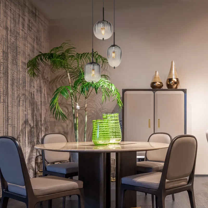 Attila Ø46 Rauchfarben hängelampe Von Globo Lighting - Tillverkad av mattsvart metall och r&ouml;kf&auml;rgat glas som &auml;r mjukt tonade, detta ger lampan ett unikt ljusspel som skapar en behaglig och sofistikerad st&auml;mning i rummet.