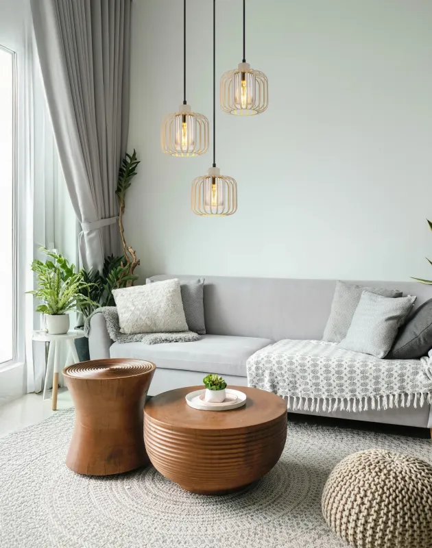 Alfred Ø44 Sand hängelampe Von Globo Lighting - Den &auml;r tillverkad av sandf&auml;rgad matt metall och har mjukt rundade metalln&auml;tssk&auml;rmar med en inre glascylinder, som skapar ett elegant och luftigt uttryck.