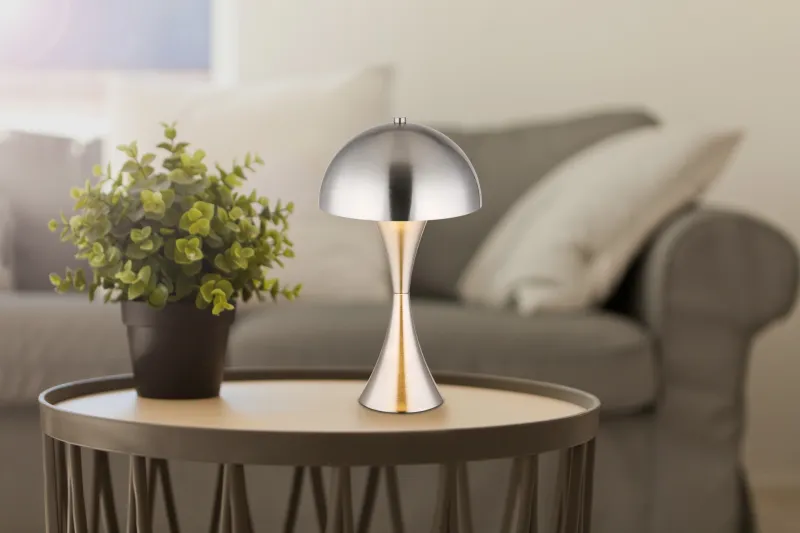 Dima 36cm Nickel tischlampe Von Globo Lighting - Perfekt f&ouml;r moderna milj&ouml;er, d&auml;r den ger en sofistikerad touch samtidigt som den sprider behagligt ljus.