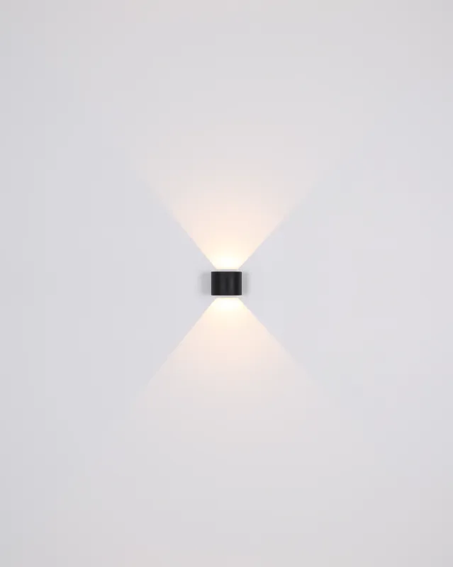 Veronika Schwarz außenlampe Von Globo Lighting - Med sin halvcirkelformade design i matt svart pressgjuten&nbsp;aluminium ger den ett elegant intryck samtidigt som den &auml;r v&auml;dert&aring;lig.