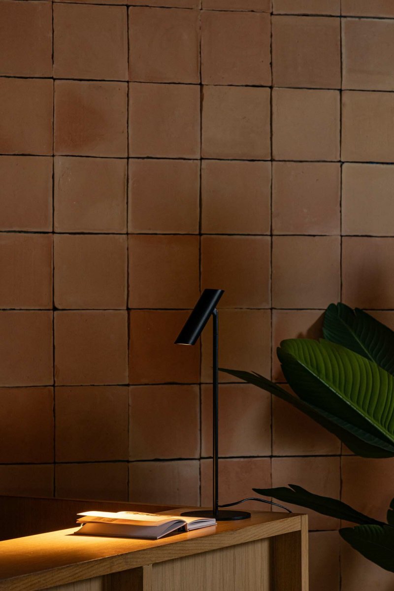 Leo 48cm Schwarz schreibtischlampe Von Faro Barcelona - Leo ist eine schwarze Tischleuchte mit integrierter LED, die Vielseitigkeit mit modernem Design verbindet.