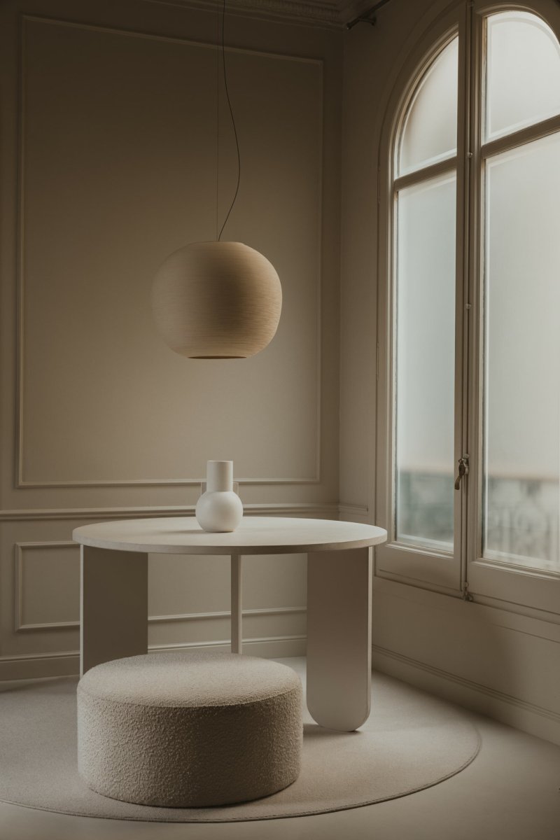 Tierra Ø50 Beige hängelampe Von Faro Barcelona - Der Schirm besteht aus PLA und recycelter Kiefernzellulose, was ihm eine lebendige Textur mit handwerklichem Touch verleiht.