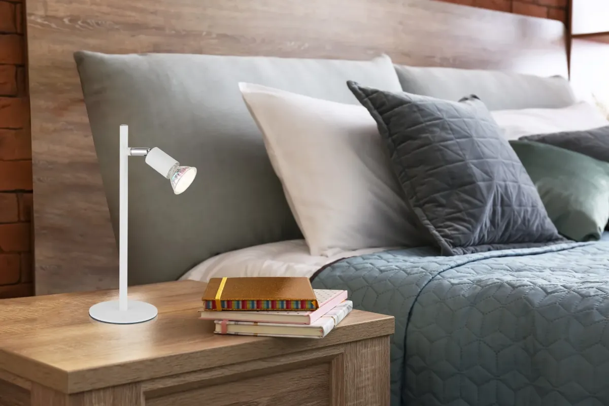 Matrix 30cm Weiß schreibtischlampe Von Globo Lighting - Den runda basen och det raka metallr&ouml;ret i mattvitt ger ett modernt och elegant uttryck.