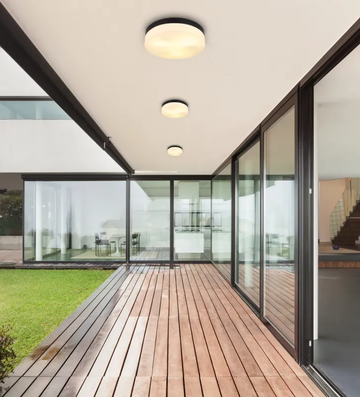 Vranos 30cm Schwarz Von Globo Lighting - Lampan &auml;r tillverkad i aluminium och glas, vilket ger ett tidl&ouml;st och sofistikerat uttryck.