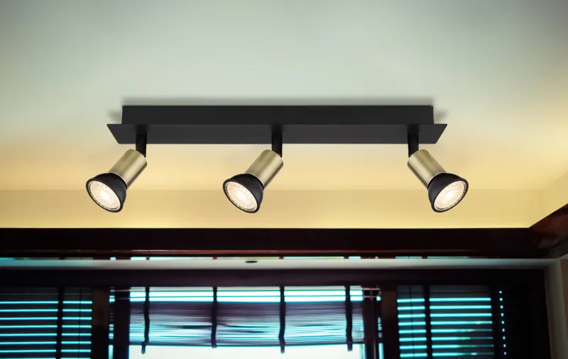 Drew 3 Gold spotlight Von Globo Lighting - Drew &auml;r en stilren takspotlight som imponerar med sin design i mattsvart och guld.