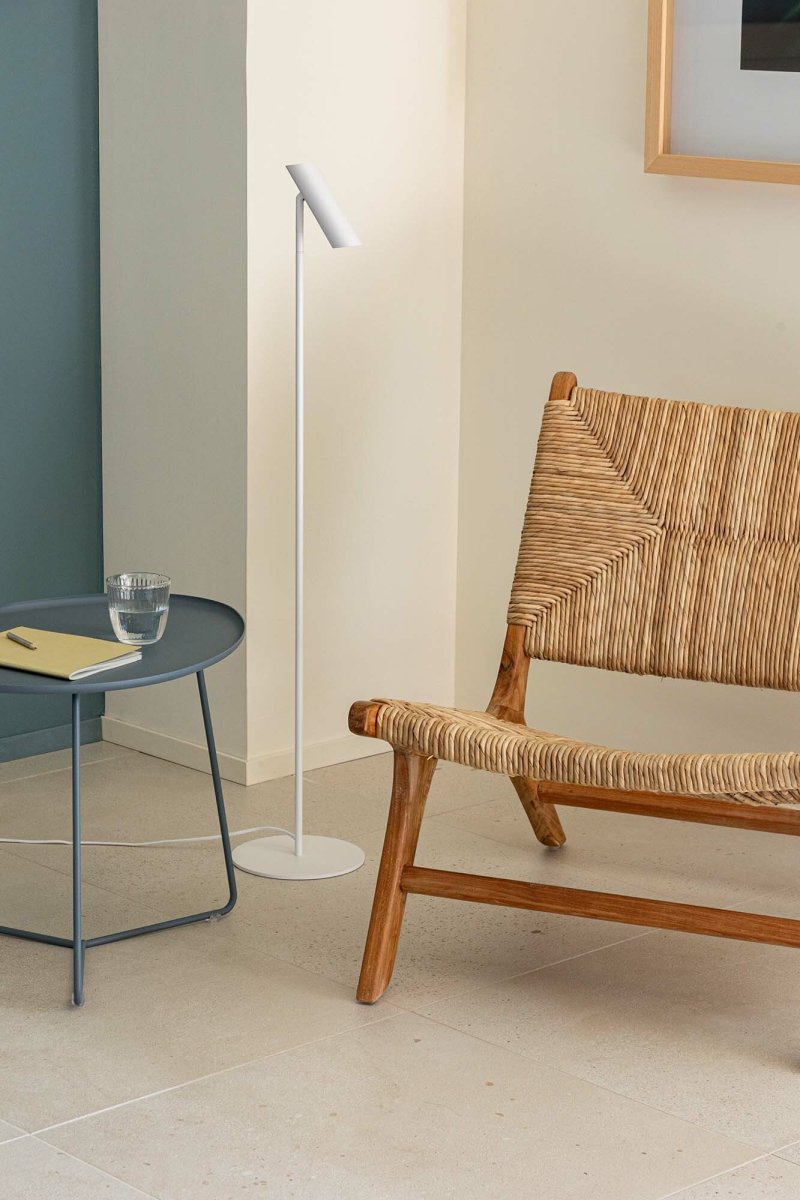 Leo Weiß stehlampe Von Faro Barcelona - Leo ist eine wei&szlig;e Stehleuchte mit integrierter LED, die Vielseitigkeit mit modernem Design verbindet.