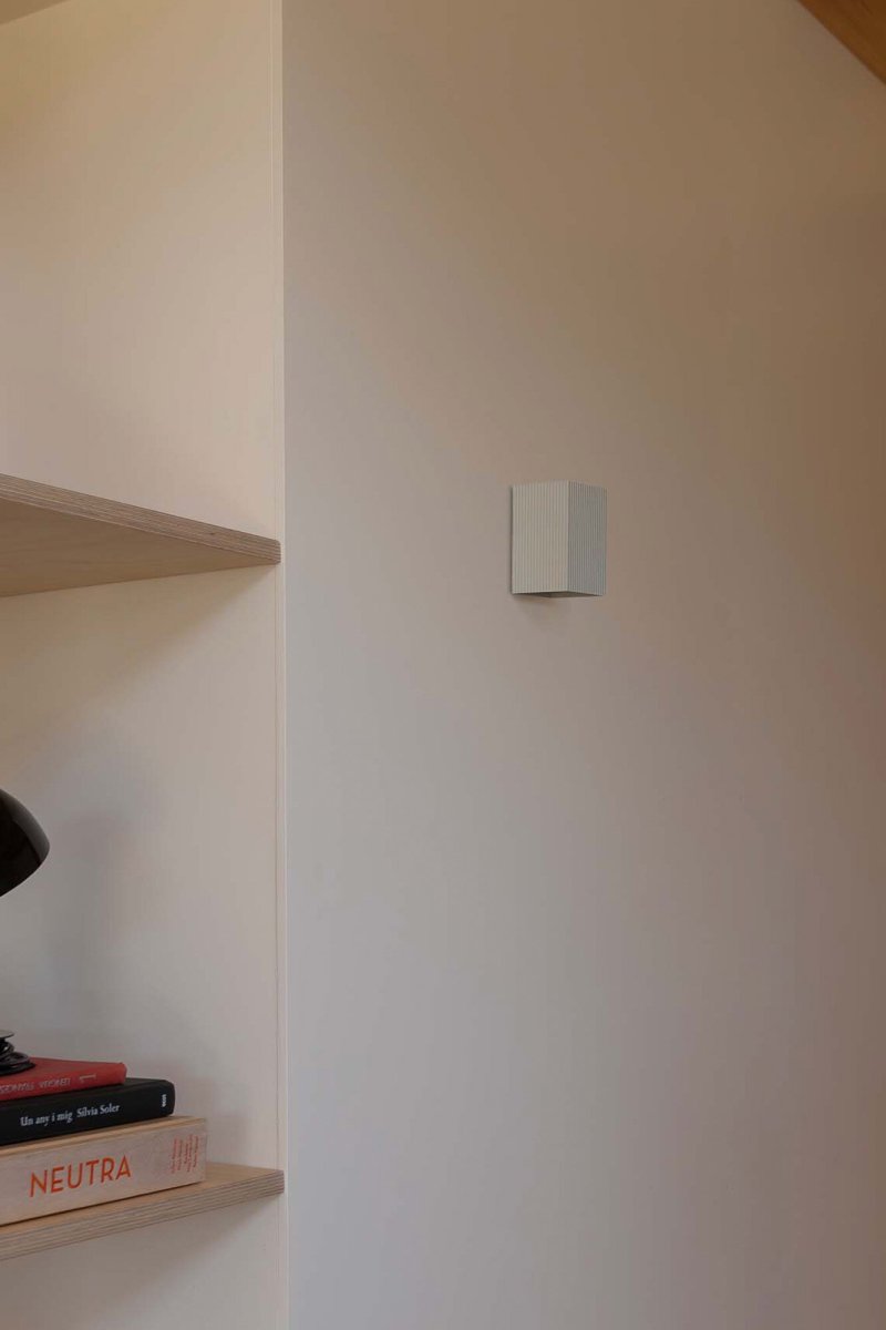 Lune 10cm Weiß wandlampe Von Faro Barcelona - Lune ist eine quadratische Wandleuchte mit mattwei&szlig;er Oberfl&auml;che, die perfekt in Flure, Korridore und andere Durchgangsbereiche passt.