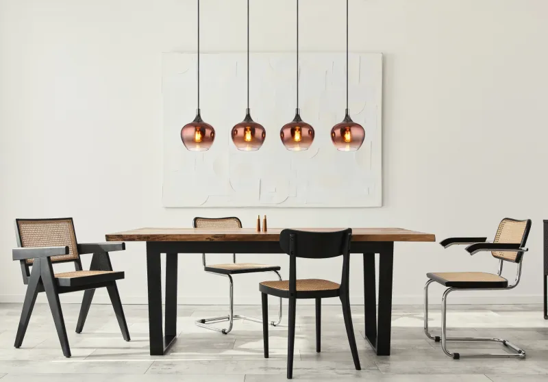 Maxy 100cm Kupfer hängelampe Von Globo Lighting - Den mattsvarta och krompl&auml;terade metallstommen ger lampan en modern och sofistikerad look, medan de kopparf&auml;rgade glaskuporna med en klar och tonad gradient skapar en unik ljusupplevelse.