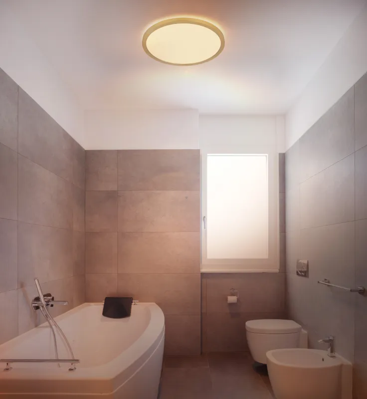 Sapana Ø30 Messing badezimmerlampe Von Globo Lighting - Lampan &auml;r tillverkad av matt m&auml;ssingsf&auml;rgad och vit plast, vilket ger ett mjukt och bl&auml;ndfritt ljus.