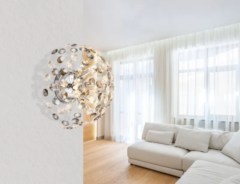Katrina Ø40 Chrom wandlampe Von Globo Lighting - Den runda stommen i kromf&auml;rgad metall och den halvsf&auml;riska sk&auml;rmen i r&ouml;kf&auml;rgade K9-kristaller skapar en lyxig och inbjudande atmosf&auml;r.