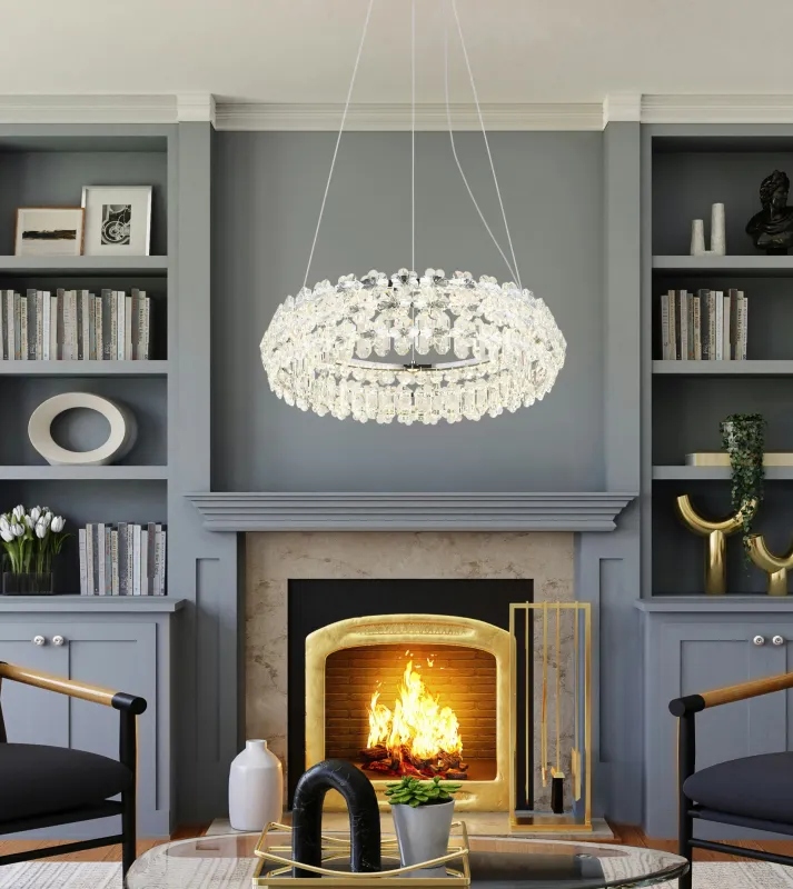 Diann Ø60 Chrom hängelampe Von Globo Lighting - Med en diameter p&aring; 60 cm och en imponerande ljusstyrka p&aring; 4460 lumen ger den en kraftfull och j&auml;mn belysning.