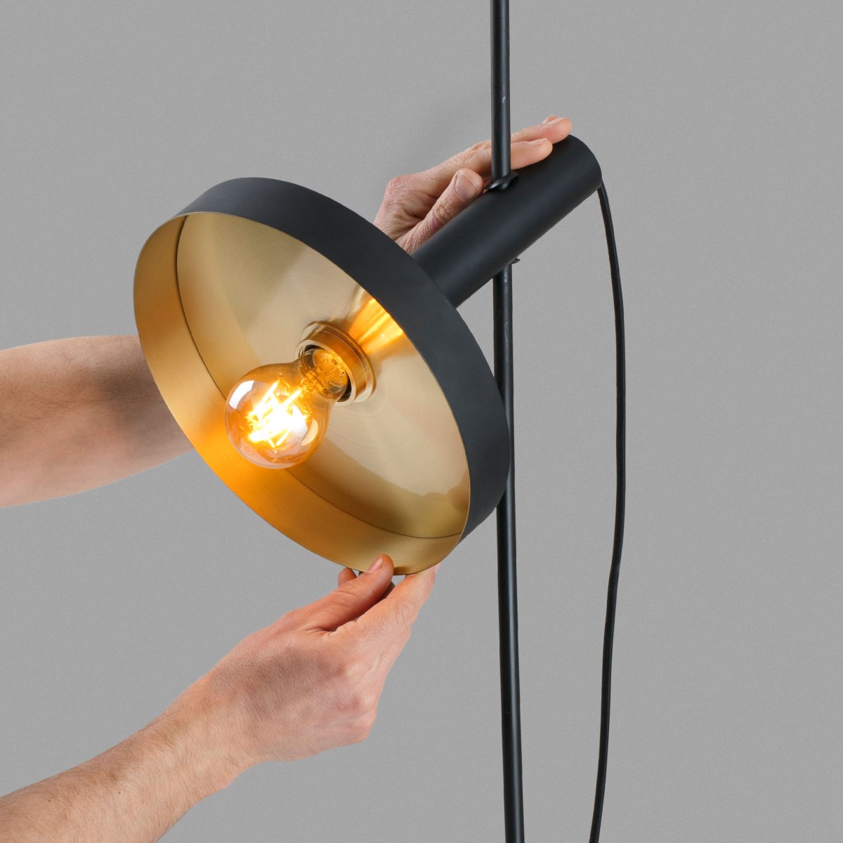 Whizz 120cm Schwarz hängelampe Von Faro Barcelona - Whizz l&auml;sst sich ideal mit einer dekorativen Gl&uuml;hlampe kombinieren, um den Ausdruck zu unterstreichen und stimmungsvolles Licht mit Fokus auf Design zu schaffen.