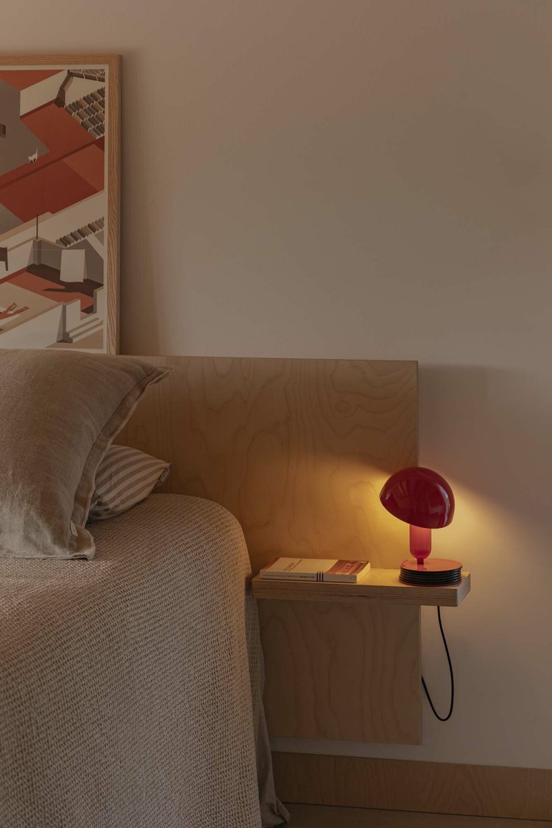 Bela 24cm ROT schreibtischlampe Von Faro Barcelona - Dank ihrer praktischen Klemmfunktion l&auml;sst sie sich einfach an Kopfteilen, Regalen oder Schreibtischen befestigen &ndash; perfekt zum Arbeiten und Entspannen.