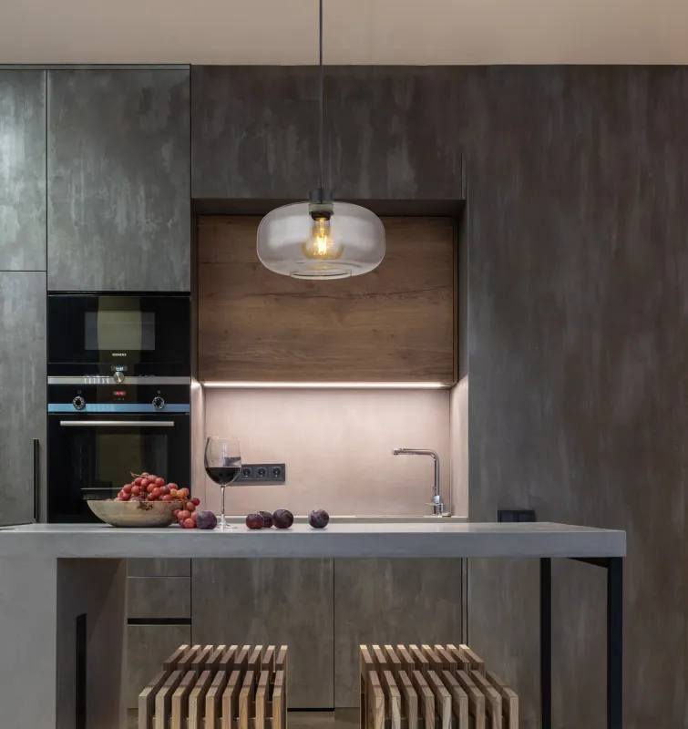 Giuseppe Ø28 Rauchfarben hängelampe Von Globo Lighting - Lampan &auml;r tillverkad av svart metall och har en vackert formad r&ouml;kf&auml;rgad glassk&auml;rm.