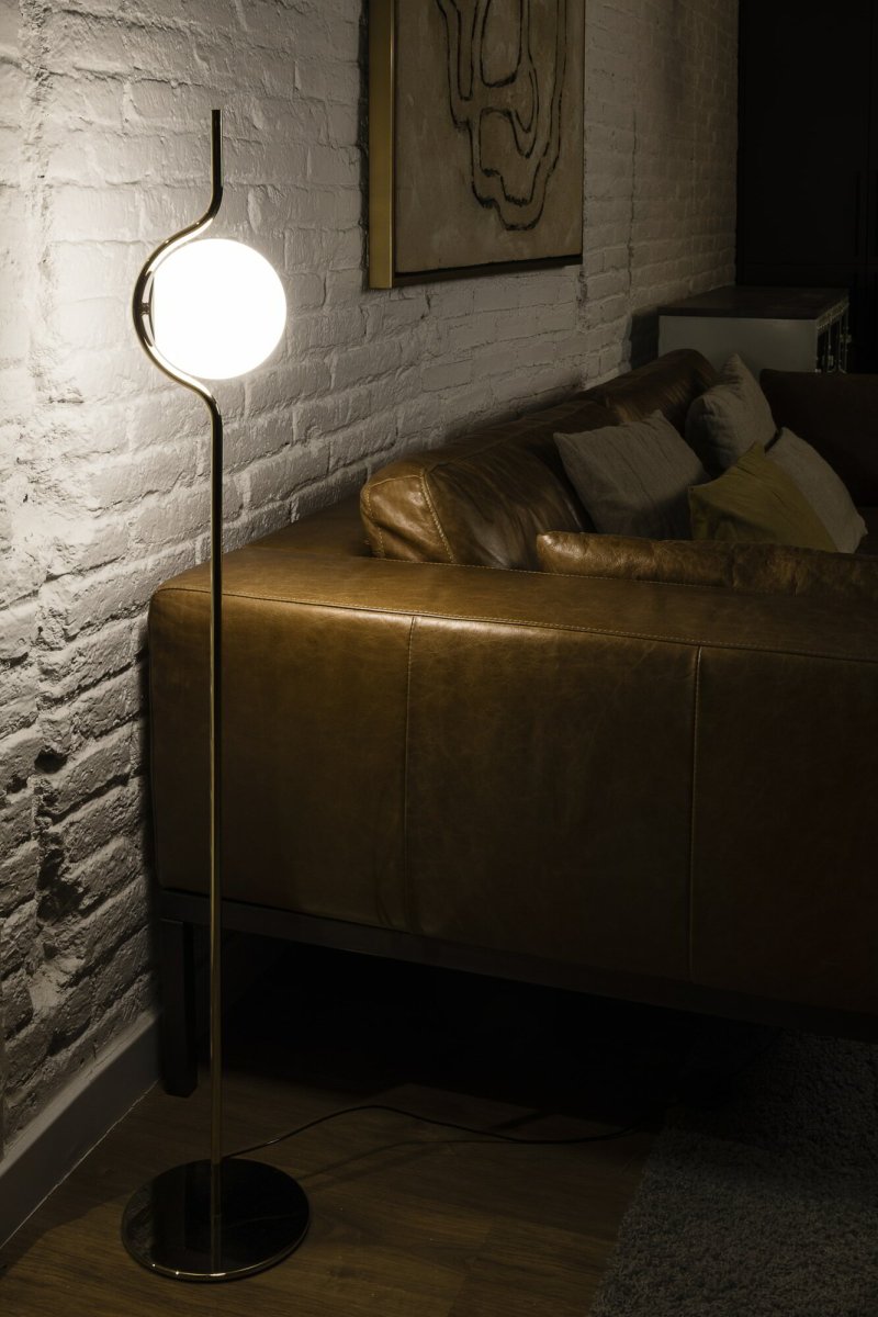 Le Vita Gold stehlampe Von Faro Barcelona - Dank der integrierten Touch-Technologie l&auml;sst sich die Leuchte mit nur einer Ber&uuml;hrung ein- und ausschalten.