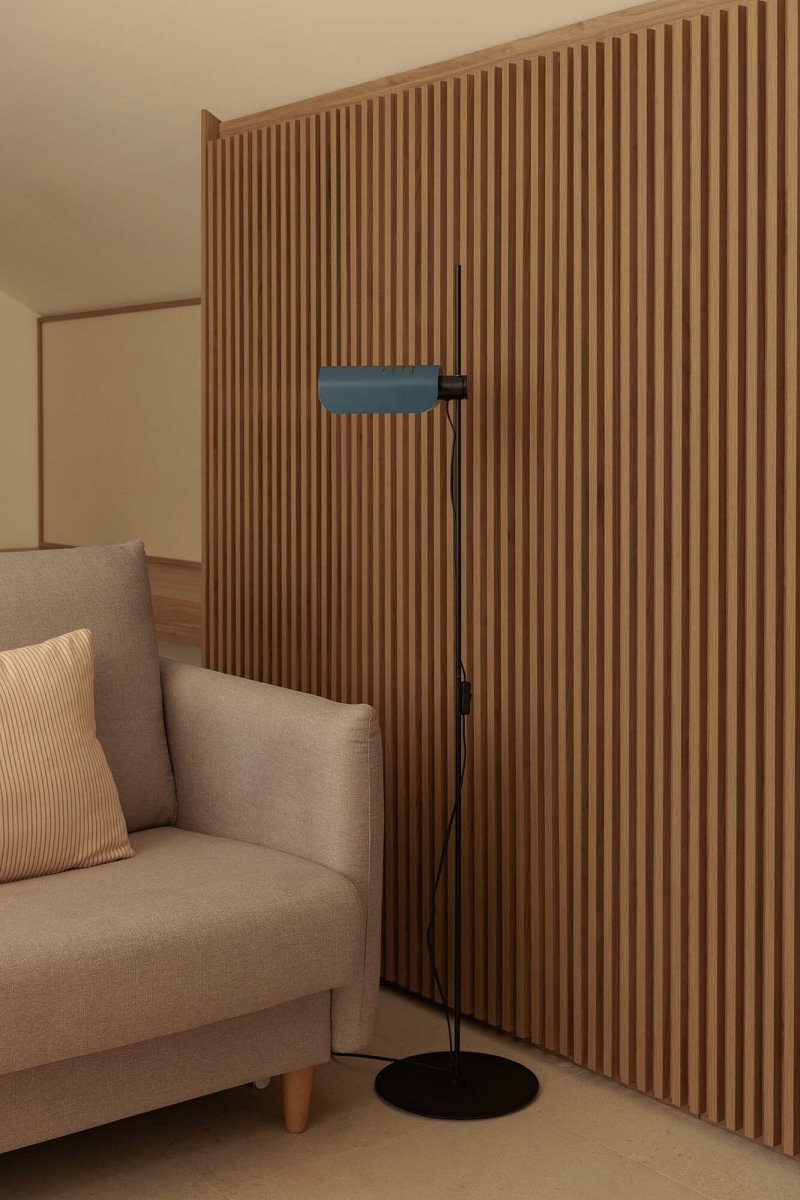 Martinica Blau stehlampe Von Faro Barcelona - Mit einer E27-Fassung und einer robusten Konstruktion ist Martinica stilvoll und praktisch zugleich &ndash; die perfekte Wahl f&uuml;r alle, die Charakter, Qualit&auml;t und kreative Beleuchtung verbinden m&ouml;chten.