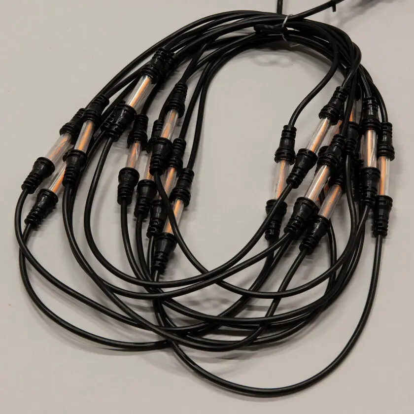 Flaggenmast-Beleuchtung amber 6m Schwarz Von Konstsmide - Eine elegante Lichtinstallation, die im Garten oder auf der Terrasse für eine gemütliche Weihnachtsstimmung sorgt.