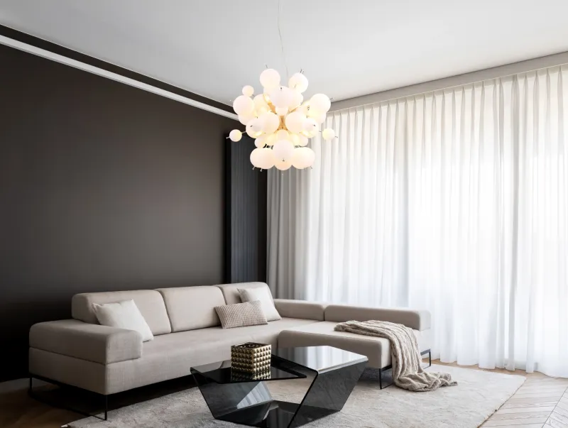 Udo Ø55 Weiß hängelampe Von Globo Lighting - Dess unika design imponerar med en rund form d&auml;r eleganta metallst&auml;nger sammanl&auml;nkas med dekorativa kulor i olika storlekar.