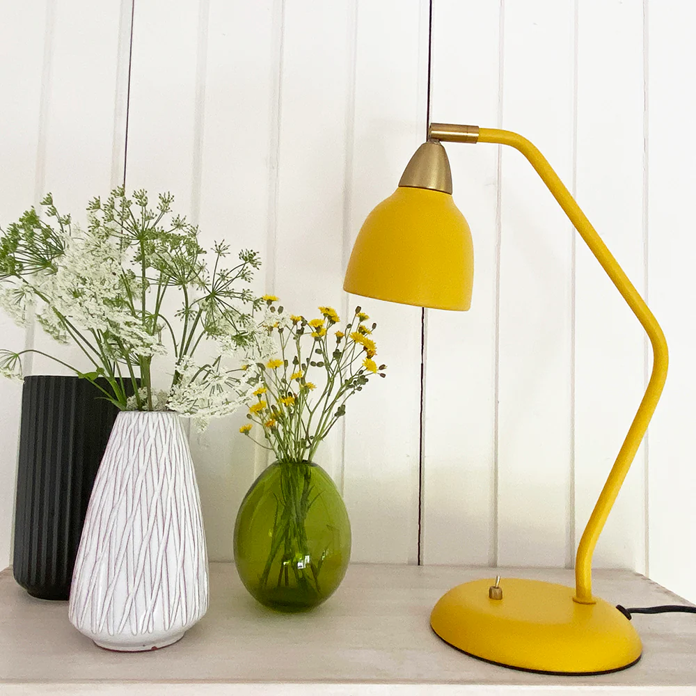 Urban 45cm Gelb schreibtischlampe Von Superliving - Versch&ouml;nern Sie Ihren Arbeitsplatz mit der Urban-Schreibtischlampe in elegantem, mattgelbem Finish mit Messingdetails.