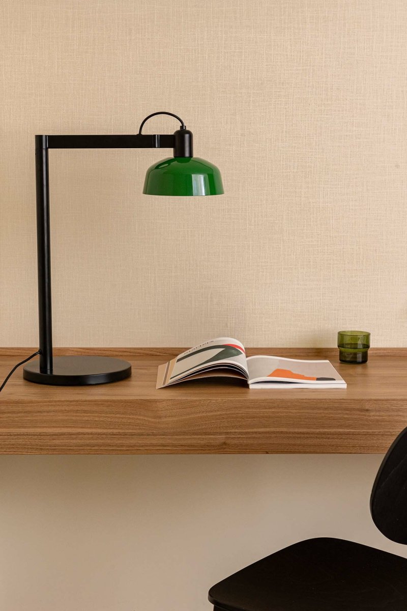 Tatawin 58cm Grün schreibtischlampe Von Faro Barcelona - Mit ihrer architektonischen Silhouette und den klaren Kontrasten wird Tatawin zu einem dekorativen Lichtpunkt mit Stil und Geschichte.