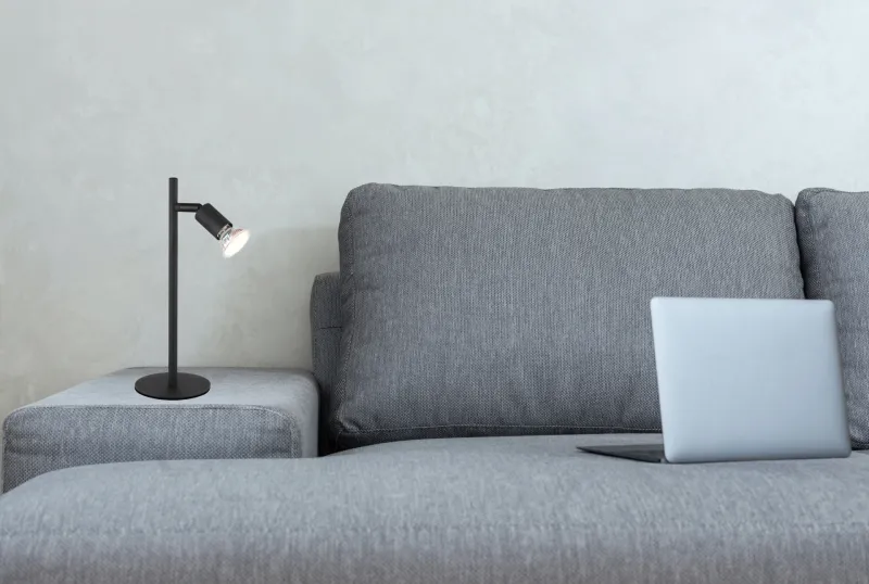 Matrix 30cm Schwarz schreibtischlampe Von Globo Lighting - Den runda basen och det raka metallr&ouml;ret i mattsvart ger ett modernt och elegant uttryck.