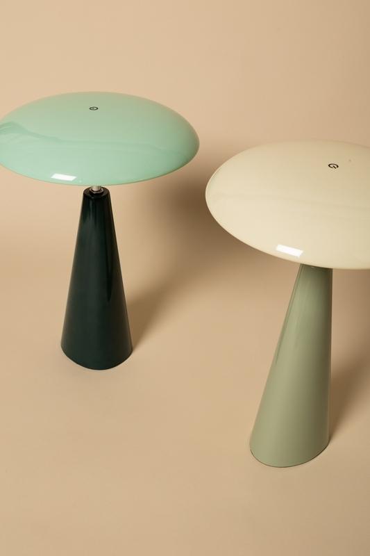Audrey 33cm Dunkelgrün tragbare Von Eja - Die integrierte LED-Beleuchtung sorgt für ein angenehmes Licht, und die Lampe ist dimmbar, um die gewünschte Atmosphäre im Raum zu schaffen.