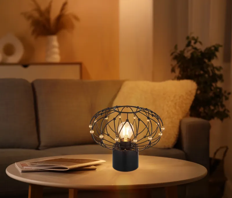 Greys 25cm Schwarz tischlampe Von Globo Lighting - Den runda metallsk&auml;rmen i mattsvart med dekorativa guldf&auml;rgade detaljer ger lampan ett sofistikerat uttryck och blir ett stilfullt inslag i hemmet.