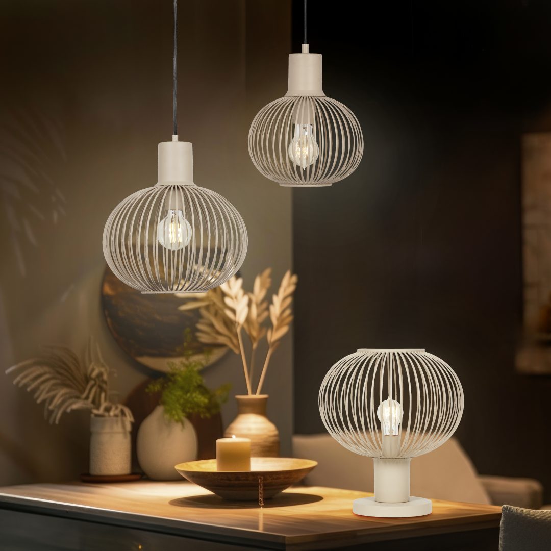 Gila 28cm Sand tischlampe Von Trio Lighting - Der kugelf&ouml;rmige Schirm aus mattem, sandfarbenem Metall mit seinen feinen Rippen verleiht ihr eine leichte und moderne Ausstrahlung und sorgt gleichzeitig f&uuml;r eine sch&ouml;ne und einladende Lichtverteilung.