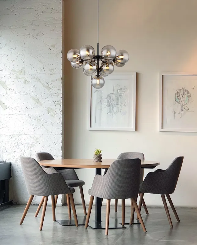 Grappy Ø56 Rauchfarben hängelampe Von Globo Lighting - Grappy taklampa blir en stilfull och lyxig detalj i varje rum med sin glamor&ouml;sa design och de 13st r&ouml;kf&auml;rgade glaskulorna.