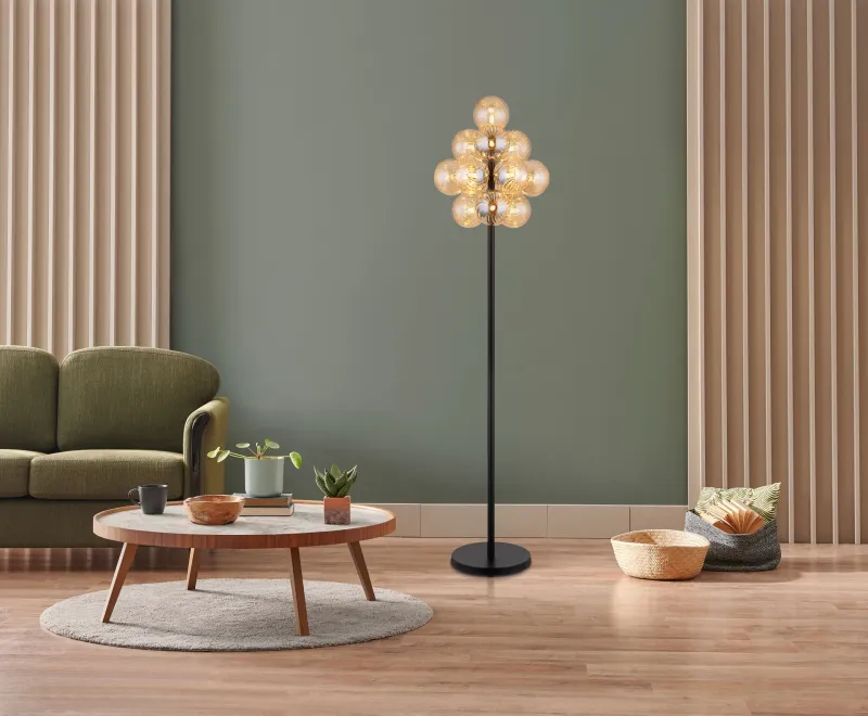 Conor Bernstein stehlampe Von Globo Lighting - Den stilrena kombinationen av metall och glas skapar en sofistikerad och trendig look som passar perfekt i b&aring;de moderna och klassiska interi&ouml;rer.