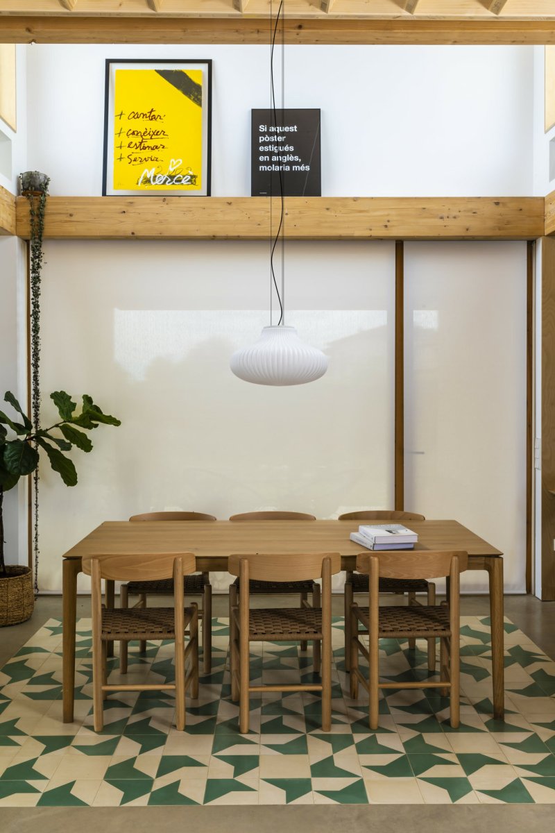 Isabelle Ø50 Weiß hängelampe Von Faro Barcelona - Das opalwei&szlig;e Glas verbreitet ein warmes und angenehmes Licht, w&auml;hrend die Oberfl&auml;che mit Schatten spielt und einen lebendigen Ausdruck erzeugt.