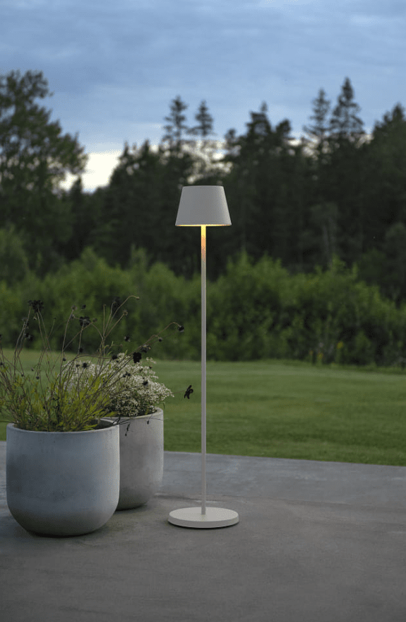 Pomezia 124cm Weiß tragbare Von Konstsmide - Die Höhe ist zwischen 53 und 124 cm verstellbar, sodass Sie sie auch als hohe Tischlampe verwenden können.
