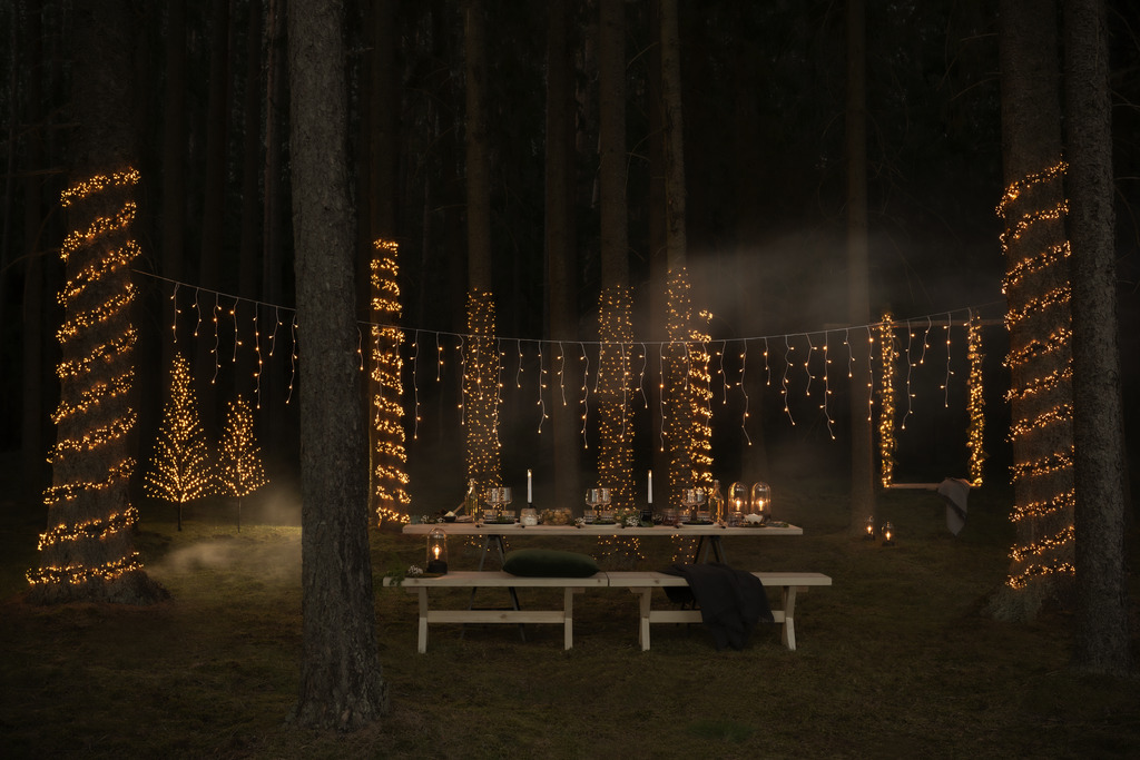 Lichterkette amber 24m Schwarz Von Konstsmide - Schaffen Sie eine magische Atmosph&auml;re mit dieser Lichterkette mit 240 bernsteinfarbenen LED-Lichtern.
