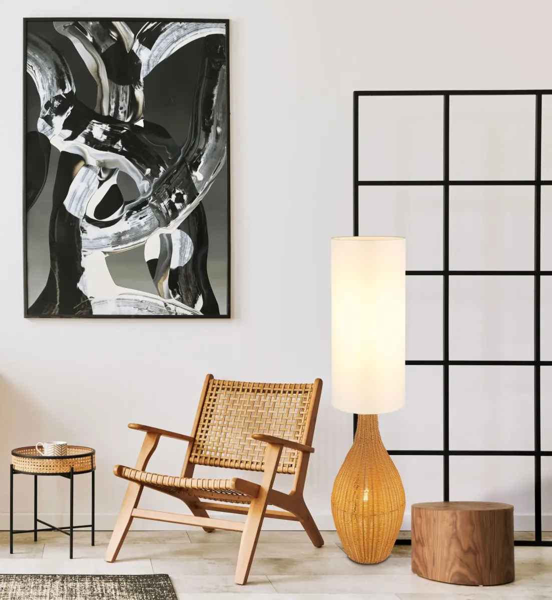 Anko Braun stehlampe Von Globo Lighting - Den rundade designen i plast med en dekorativ rottinglook ger en naturlig charm, medan den vita textilsk&auml;rmen sprider ett mjukt och behagligt ljus.