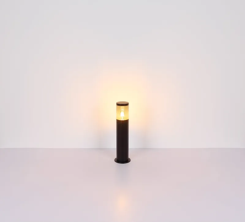 Xeloo 50cm Schwarz pollarleuchten Von Globo Lighting - Tillverkad i rostfritt st&aring;l med en r&ouml;kf&auml;rgad plastsk&auml;rm ger den ett mjukt och behagligt ljus.
