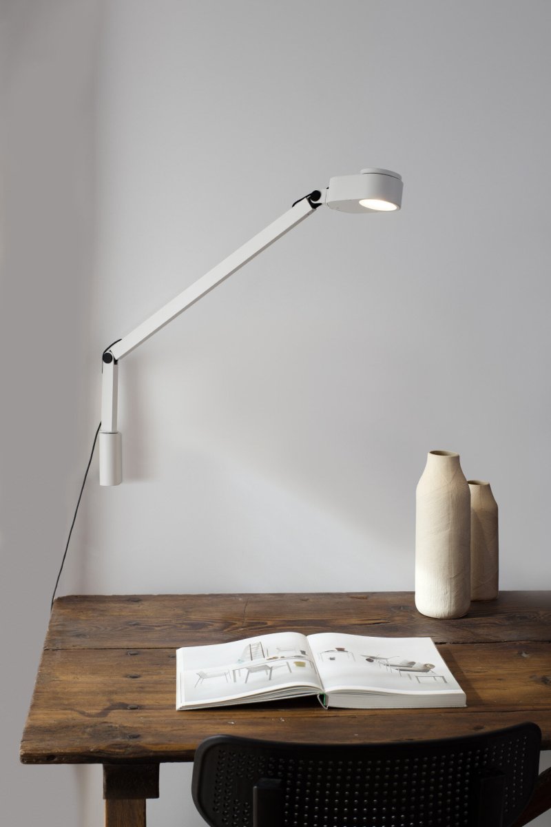 Inviting 86cm Weiß wandlampe Von Faro Barcelona - Inviting ist eine wei&szlig;e Wandleuchte mit verstellbarem Arm, die optimalen Lichtkomfort beim Lesen, Arbeiten oder Lernen bietet.