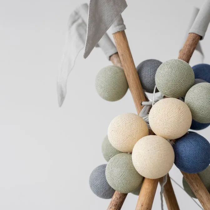 Irislights Breeze 20-lights Mehrfarbig Von Irislights - Irislights Breeze ist eine dekorative Leuchte mit handgefertigten Kugeln in Gr&uuml;n-, Beige-, Gr&uuml;n- und Blaut&ouml;nen.