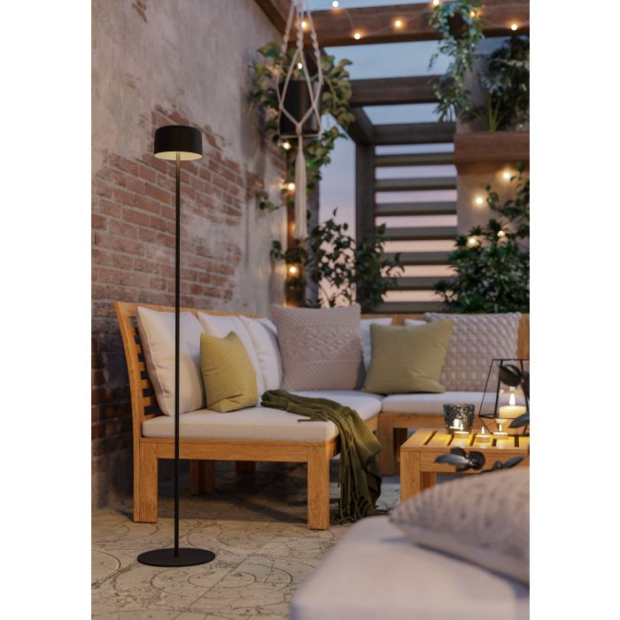 Roccanova 120cm Schwarz solarleuchte Von Eglo - Roccanova ist eine stilvolle, solarbetriebene Stehlampe, die Form und Funktion für den Innen- und Außenbereich vereint.