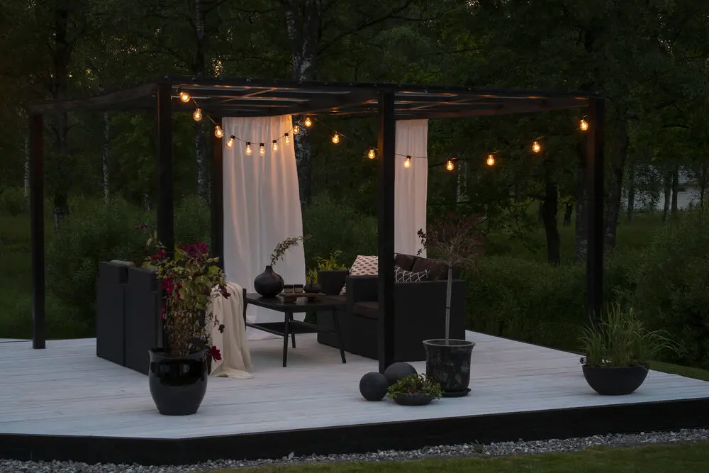 Lichterkette, Amber-LED, 10m Schwarz Von Konstsmide - Mit Schutzart IP44 und robust genug f&uuml;r den Einsatz im Innen- und Au&szlig;enbereich.