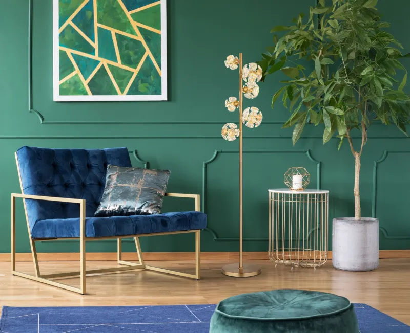Virina Gold stehlampe Von Globo Lighting - Med en perfekt balans mellan modern design och funktionalitet blir Virina ett lyxigt blickf&aring;ng som f&ouml;rh&ouml;jer rummets karakt&auml;r och skapar unika ljusmoment.