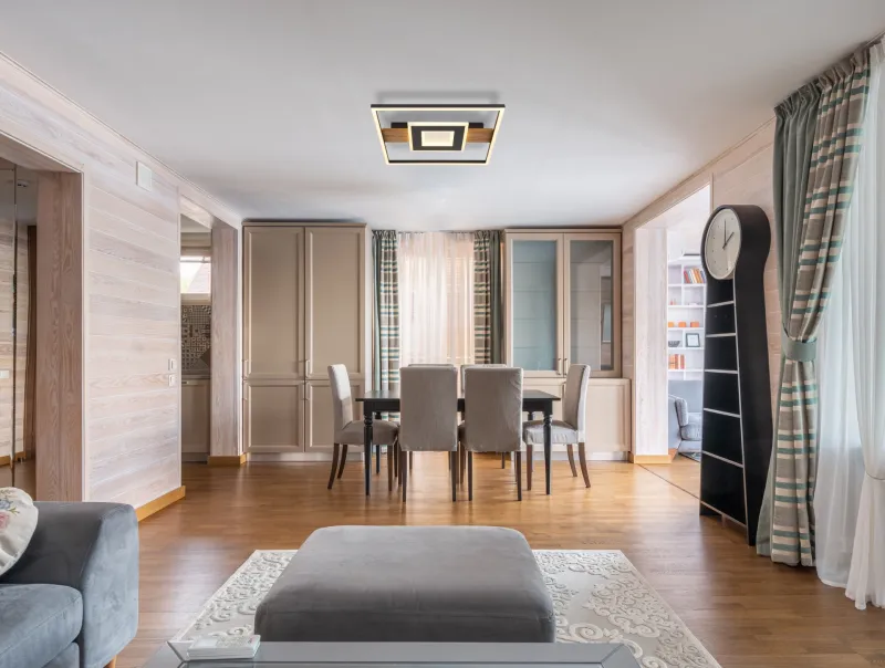 Pikara 38cm Holz deckenleuchte Von Globo Lighting - Lampan &auml;r tillverkad i en stilfull kombination av metall i tr&auml;look och en mattsvart finish, vilket ger den en modern men samtidigt naturlig k&auml;nsla.