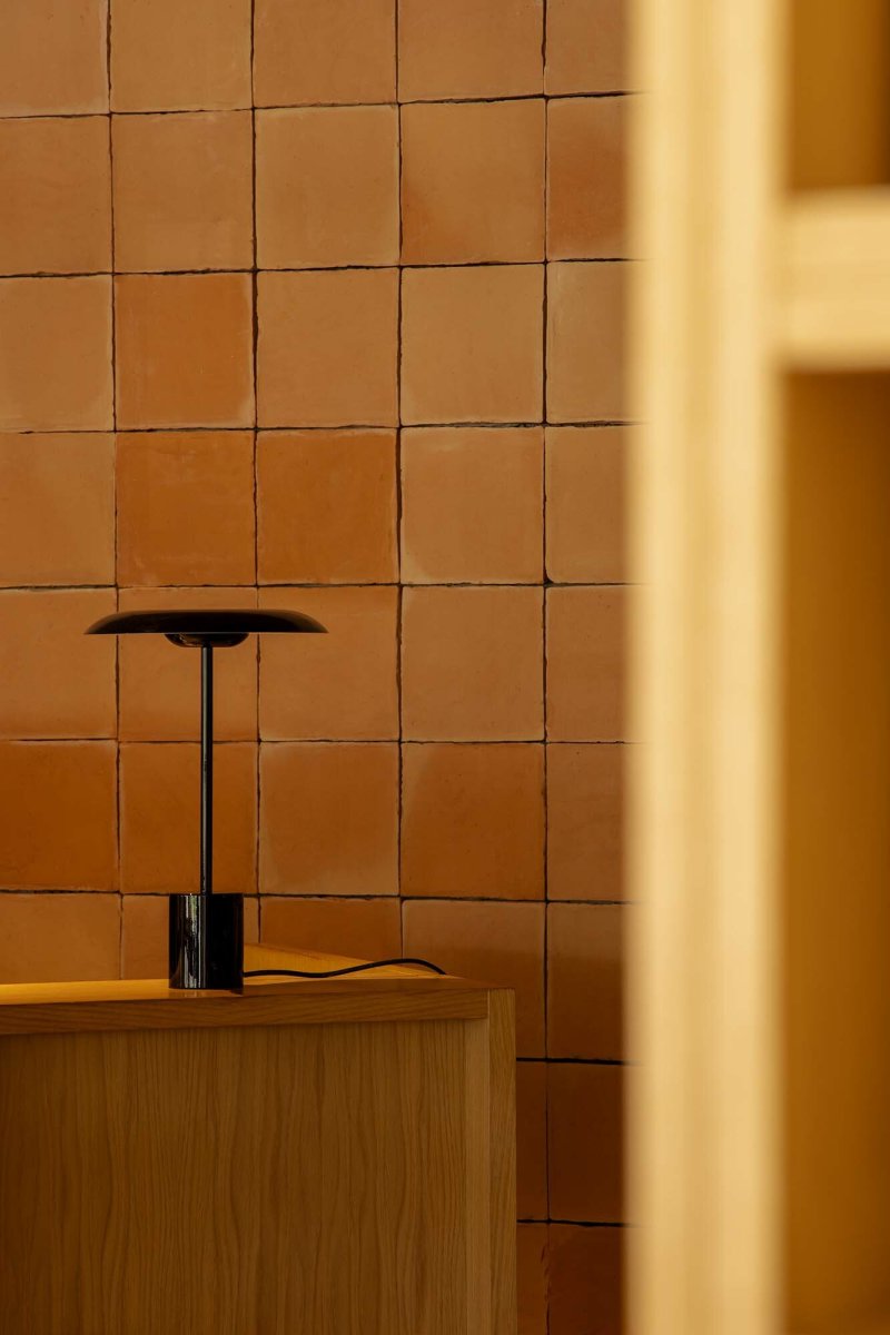 Hoshi 40cm Schwarz tischlampe Von Faro Barcelona - Hoshi ist eine Designerleuchte mit schlanker Silhouette, stabilem Sockel und integrierter LED (12 W, 2700 K), die warmes, angenehmes Licht spendet.