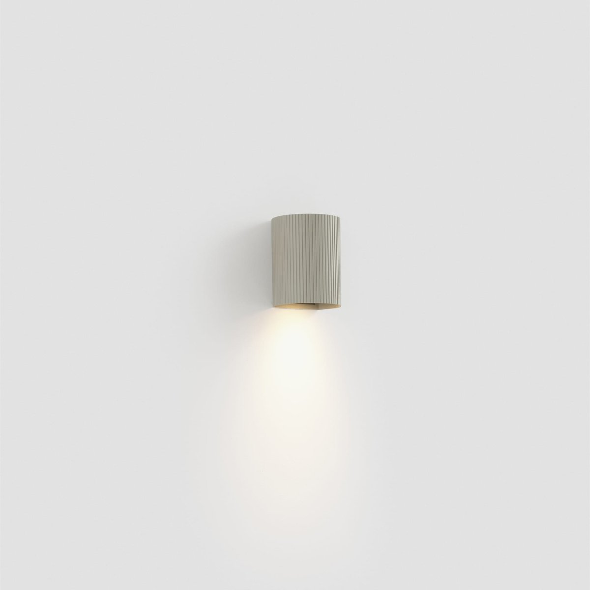 Sole 10cm Grau geriffelt wandlampe Von Faro Barcelona - Erh&auml;ltlich in zwei Gr&ouml;&szlig;en und mit Lichtaustritt in eine oder zwei Richtungen &ndash; perfekt f&uuml;r Flure, Treppenh&auml;user und kleinere R&auml;ume.