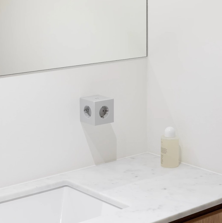 Square 2 Socket extender with 30W Dual USBC Grau Von Avolt - Steckdosenverl&auml;ngerung von Avolt im stylischen Design mit einem W&uuml;rfel aus recyceltem Kunststoff und einer Magnetplatte an der Unterseite zum Aufh&auml;ngen an der Wand.