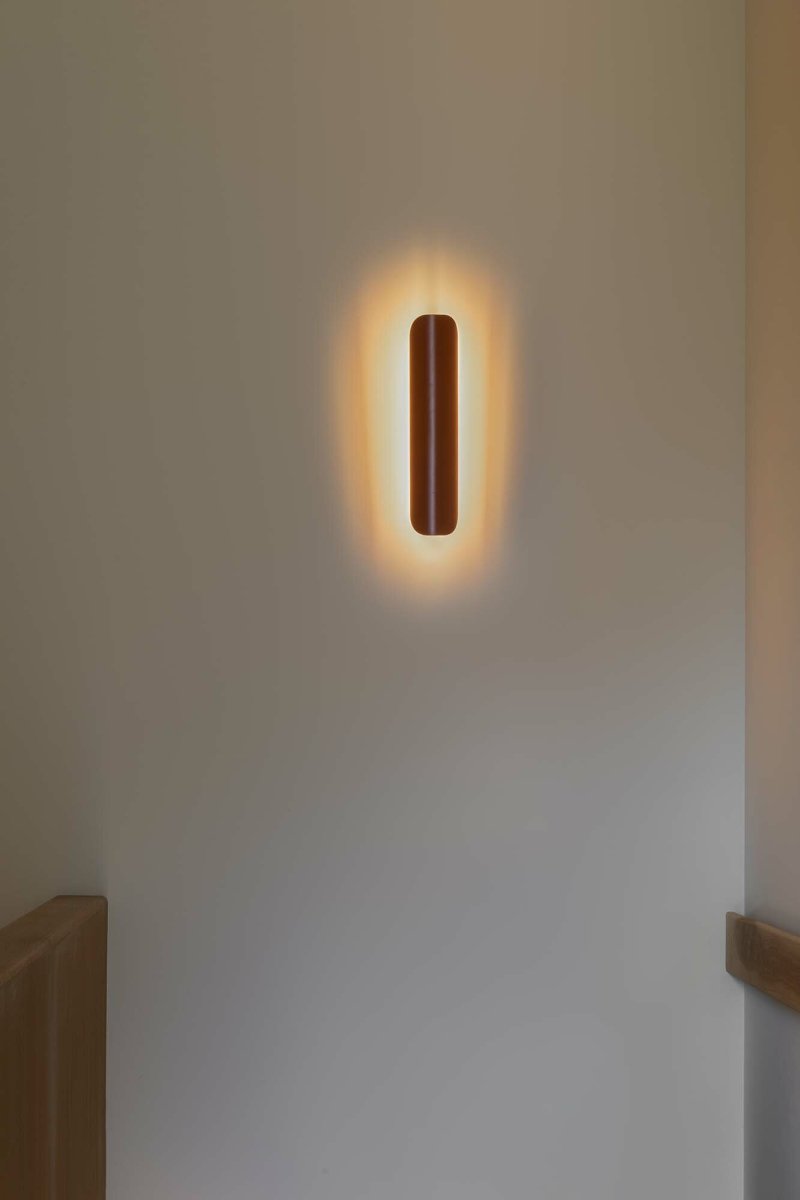 Novo 50cm Terrakotta wandlampe Von Faro Barcelona - Die Leuchte besteht aus Metall und kann sowohl vertikal als auch horizontal montiert werden, wodurch sie flexibel an unterschiedliche R&auml;ume und Bed&uuml;rfnisse angepasst werden kann.