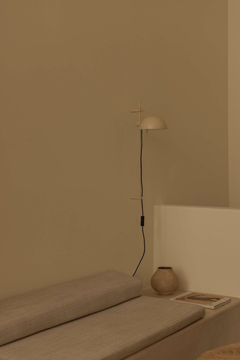Matilda 60cm Beige wandlampe Von Faro Barcelona - Der drehbare Schirm und die H&ouml;henverstellung bieten gro&szlig;e Flexibilit&auml;t und erm&ouml;glichen unterschiedliche Lichteinstellungen &ndash; perfekt f&uuml;r L&ouml;sungs- und Stimmungsbeleuchtung.