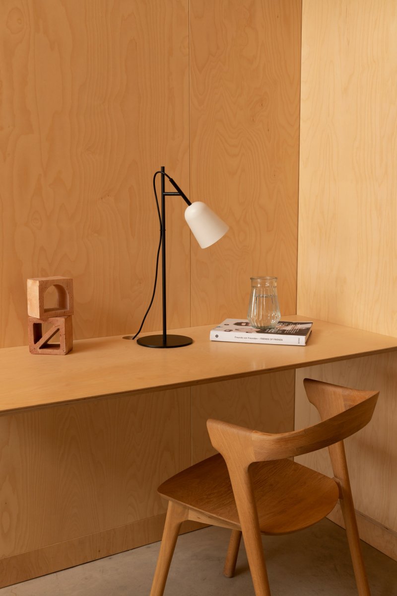 Studio 55cm Weiß schreibtischlampe Von Faro Barcelona - Charakteristisch f&uuml;r die Leuchte ist die dekorative Kabelklemme in Form eines Astes &ndash; ein einzigartiges Detail, das ihr Charakter verleiht.
