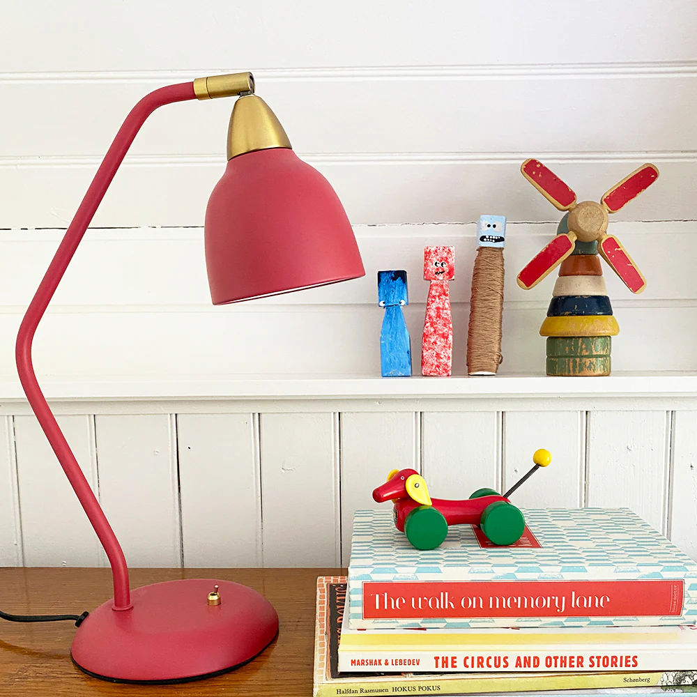 Urban 45cm ROT schreibtischlampe Von Superliving - Versch&ouml;nern Sie Ihren Arbeitsplatz mit der Schreibtischlampe Urban in elegantem, mattem Himbeerrot mit Messingdetails.